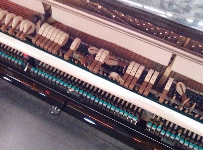 I martelletti distrutti del pianoforte pubblico di Milano Centrale